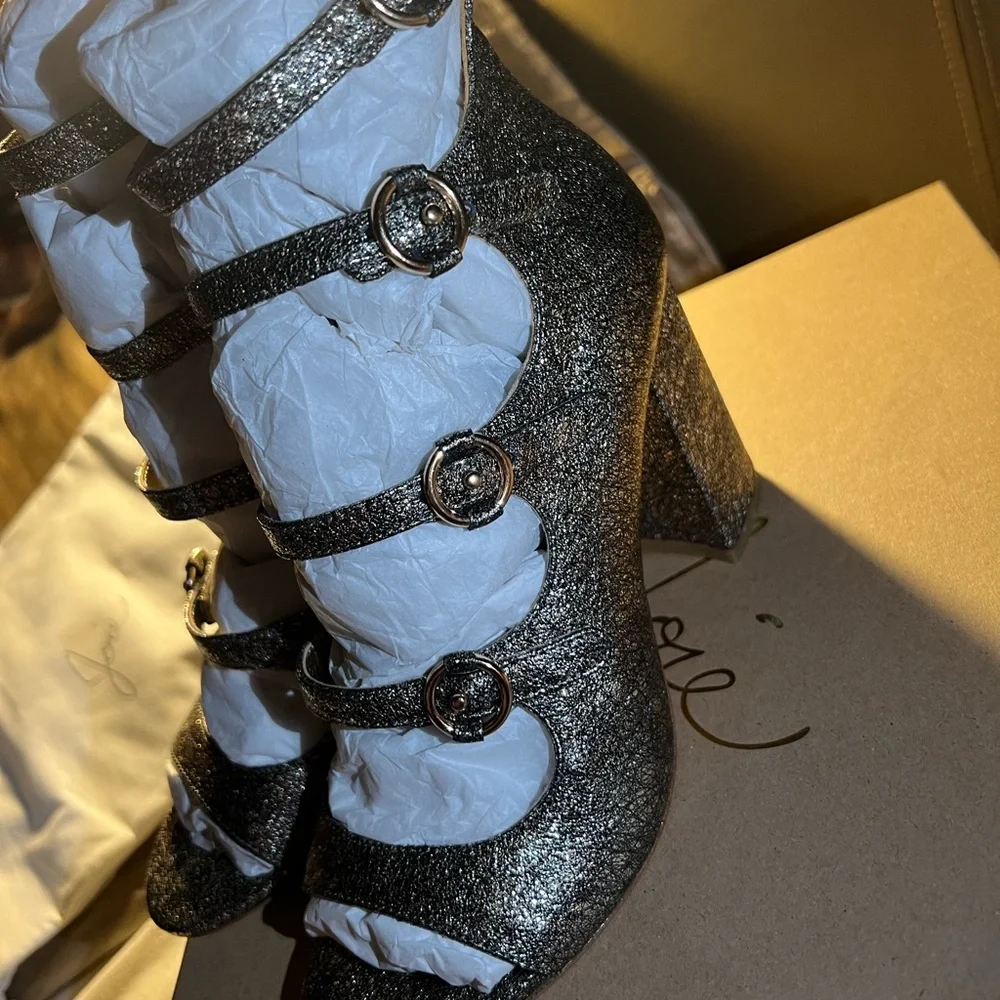 Size 6 1/2 Josie leather gold heels - Picture 3 of 16